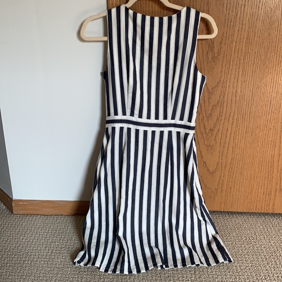 Cute never worn dress! - Picture 4 of 4